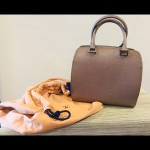 LOUIS VUITTON
Epi Alma Mini Hangbag